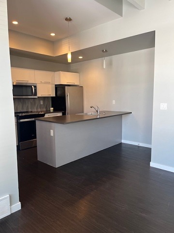 Spacious 2 Bedroom Town home with Garage & Private Courtyard